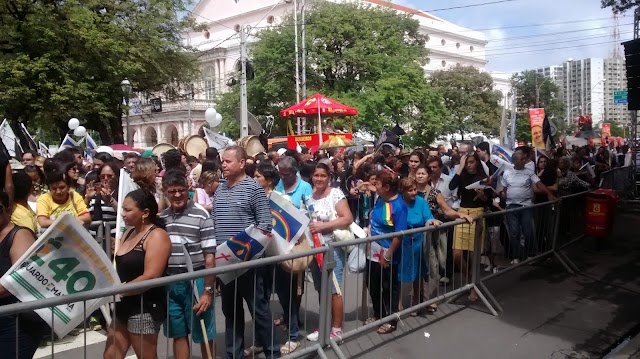 Missa em memória do ex-governador Eduardo Campos reúne milhares de pessoas no Campo das Princesas