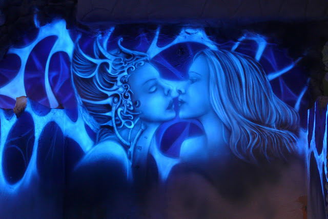 Obraz ścienny UV Obraz świecacy na ścianie, efekt luminescencji w malarstwie, aranżacja ściany w klubie Arctica w Płocku, black light painting