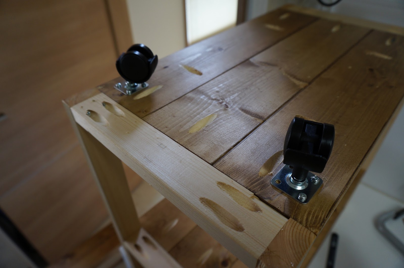 Something Good by DIY ： 手作りのステキな何か キャスター付き小型の棚を製作記録。キャスターの取り付け。(DIY