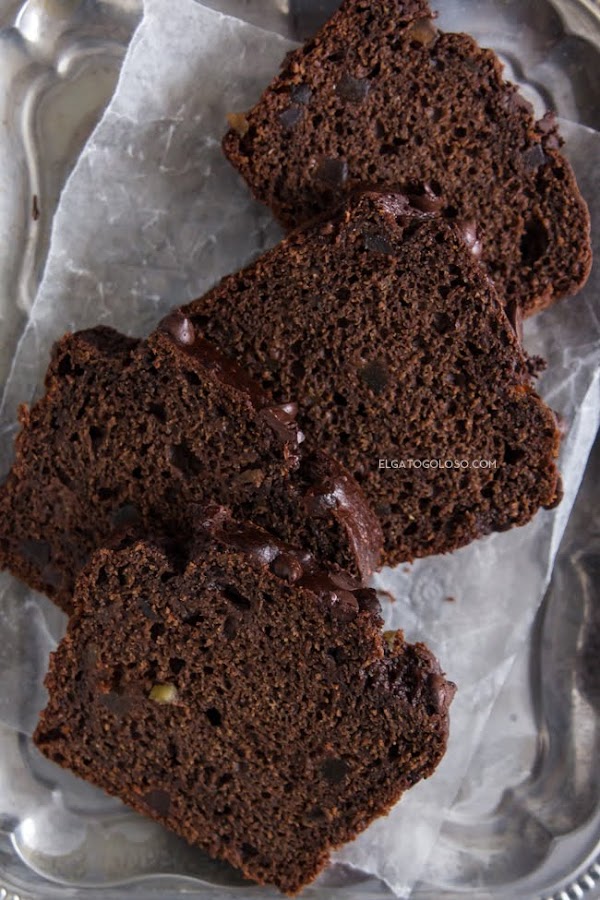 Cake de cacao, banana y calabacín muy fácil vía elgatogoloso.com