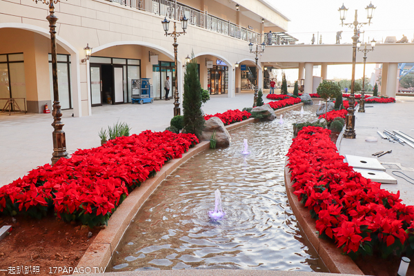 麗寶Outlet Mall二期12/25試營運,星巴克麗寶鐘樓門市好有歐洲風格 麗寶Outlet Mall二期12/25試營運,星巴克麗寶鐘樓門市好有歐洲風格