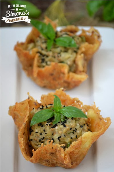 Salata de vinete cu seminte de negrilica  in cosulete de parmezan
