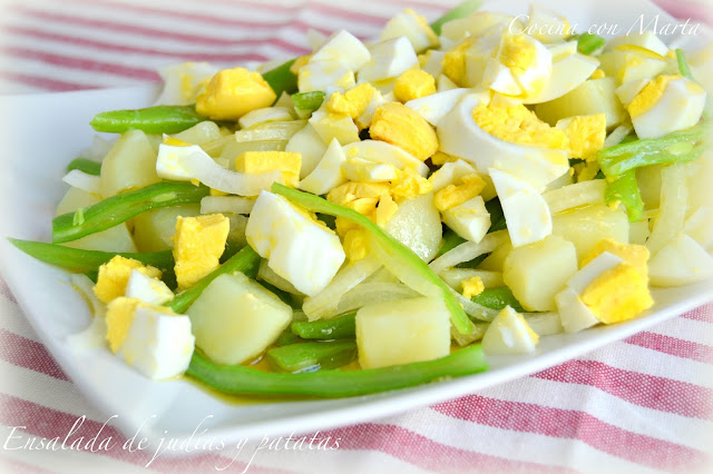 Ensaladas de verano, recetas frescas, ensaladas caseras, comida de tupper, ensaladas para llevar, quinoa, judías, alubias, pepino, wakame, patatas, ensaladas variadas, sin aceite de palma, sin azúcar, cocina con marta, ensalada alemana, salchichas, mostaza