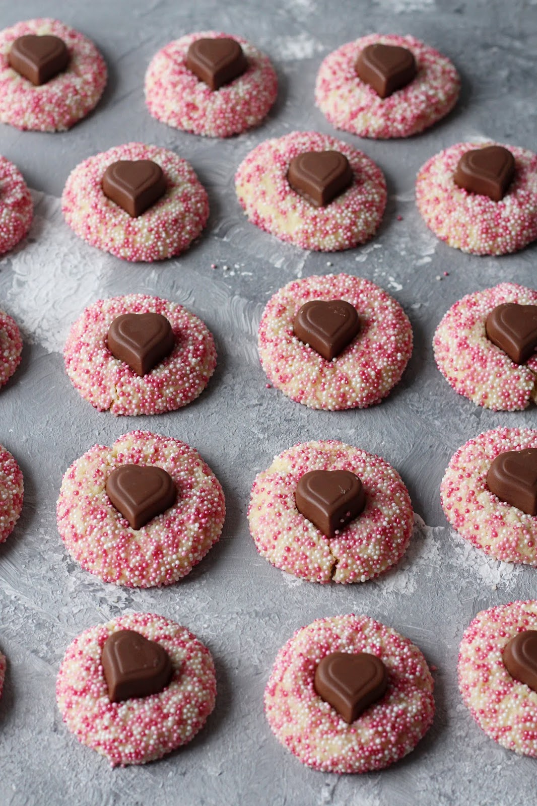 Thumbprint ConfettiCookies mit Frischkäse und Schokoherzen zum