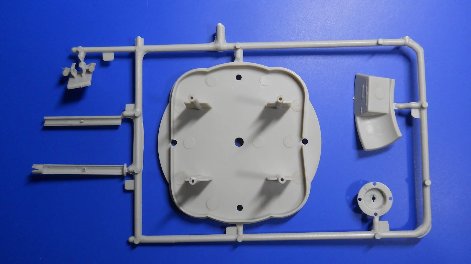 Scale Model Kit Review Blog (SMKR) Moebius Models ROBOT B9 Updated