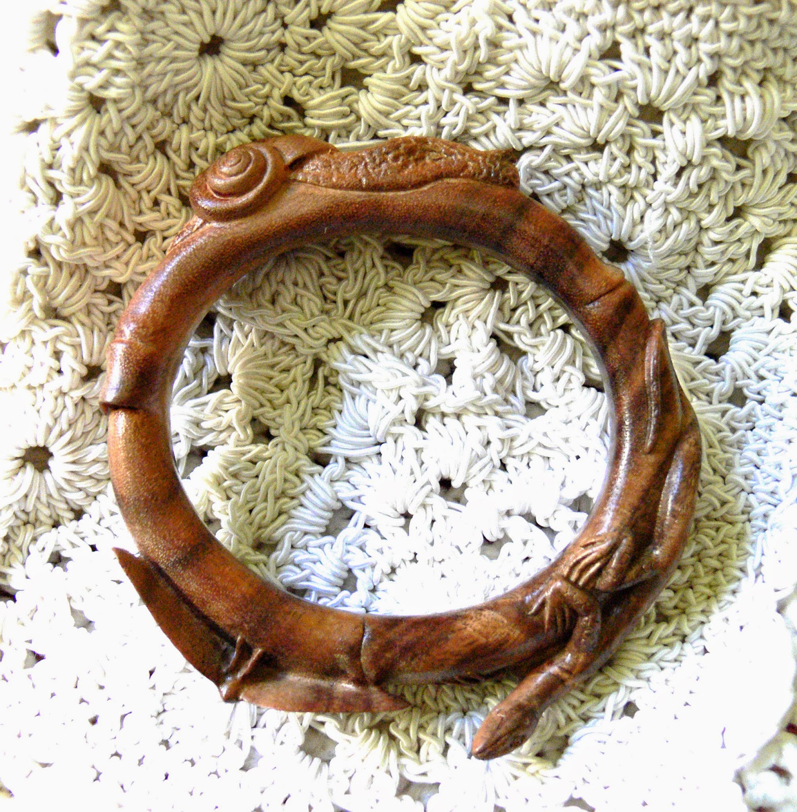wooden bangle, hand carved jewelry, wooden jewelry, браслет, деревянные украшения, украшение ящерица, украшение бабочка, украшение улитка
