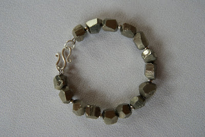 bransoleta handmade ze złotym pirytem bransoleta handmade ze złotym pirytem biżuteria handmade blog biżuteryjny netstylistka