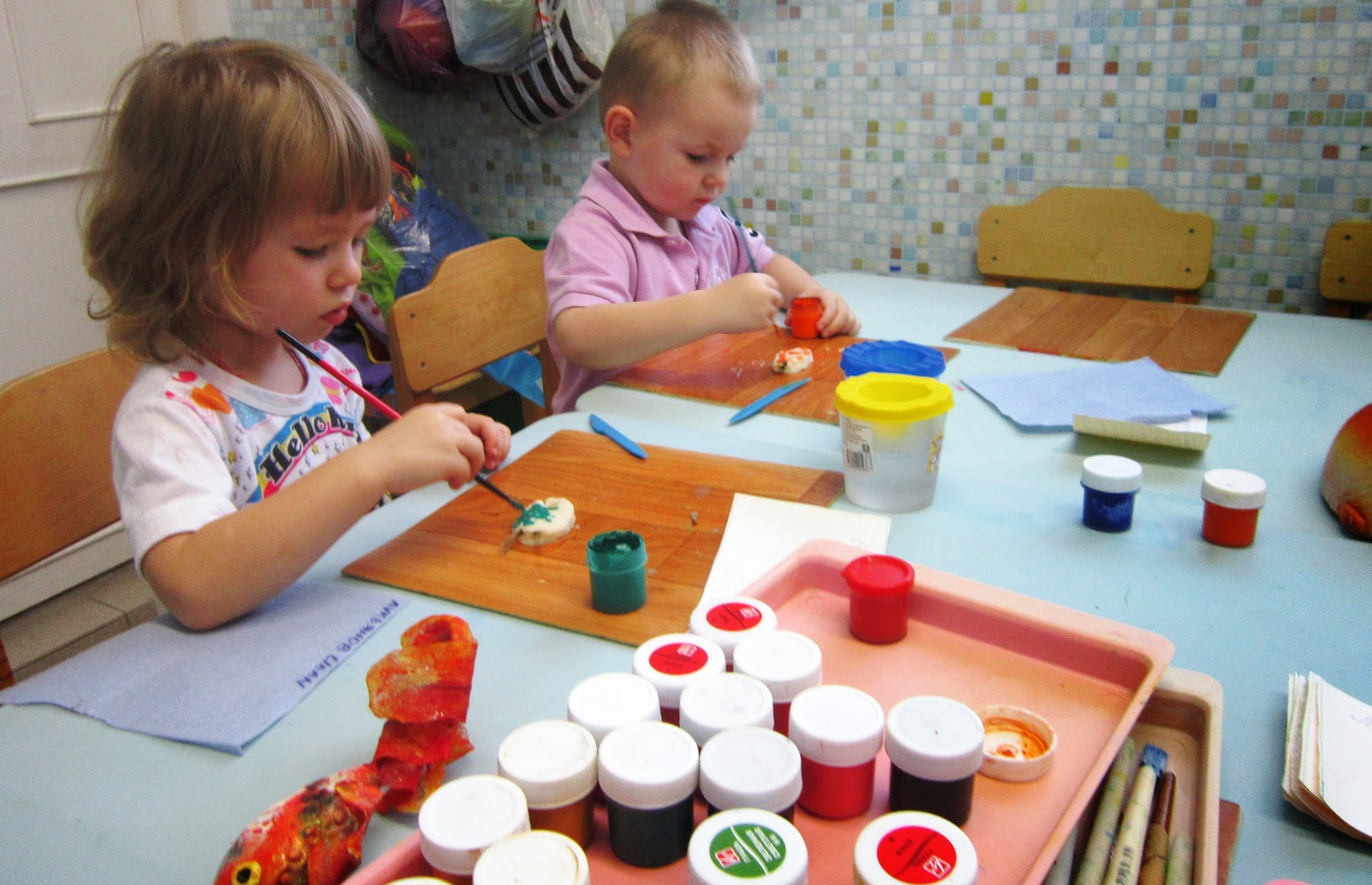 занятия лепкой для детей 7-8 барнаул. мастер-класс для детей из пластической массы. организация занятий лепкой. организация занятий лепкой. дети лепят в детском саду.