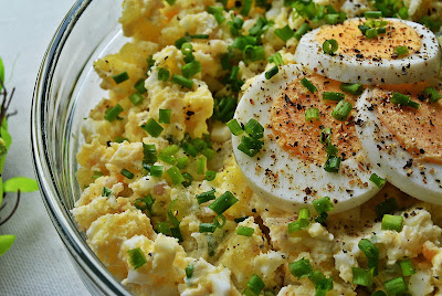 Wielkanocna sałatka z jajkami i ziemniakami
