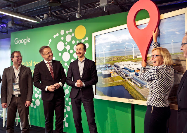 Burgemeester Marijke van Beek van Eemsmond plaatst de Google-pin waar de uitbreiding van het datacenter komt te staan.