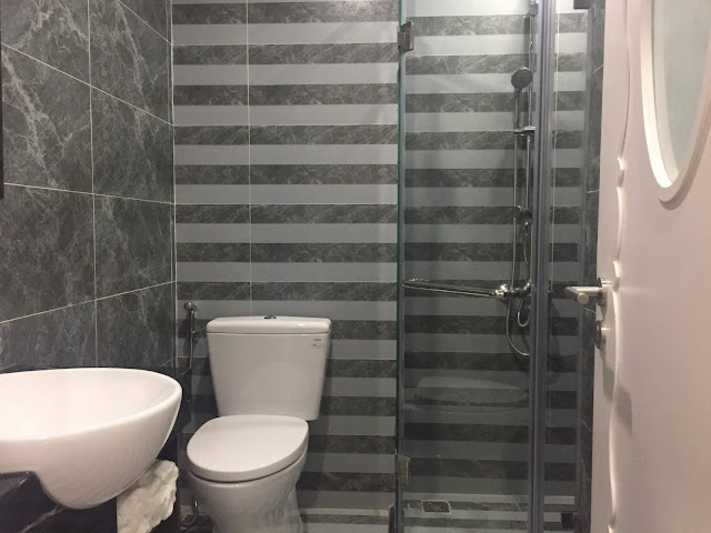 Nhà vệ sinh được bố trí như trong ảnh với đầy đủ thiết bị Nhà vệ sinh được bố trí như trong ảnh với đầy đủ thiết bị