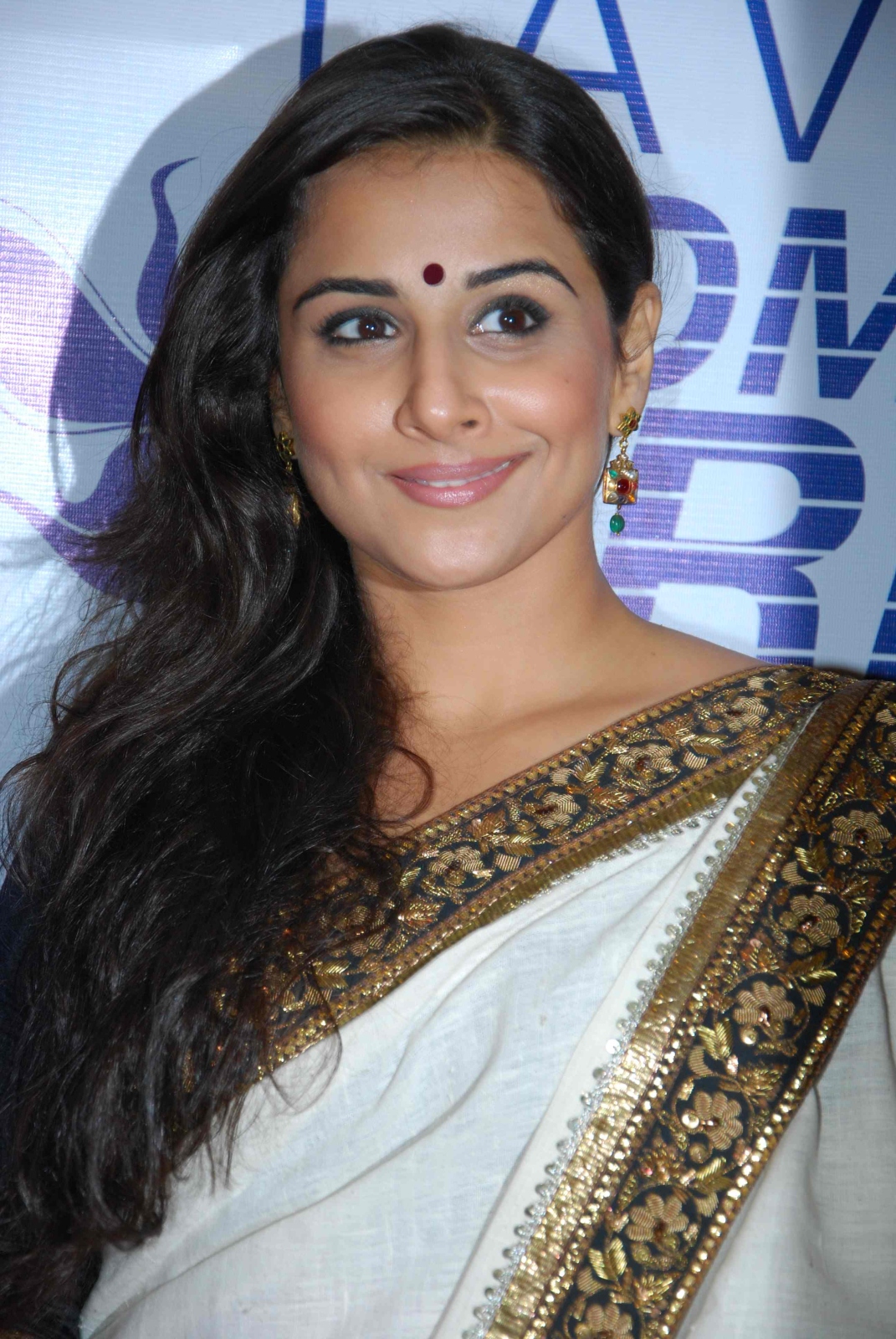Vidya Balan Navel Show Photos In White Saree - Bollywood Stars