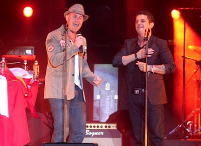 Alejandro Sanz y Gian Marco Foto de Alejandro Sanz cantando junto a Gian Marco en Lima
