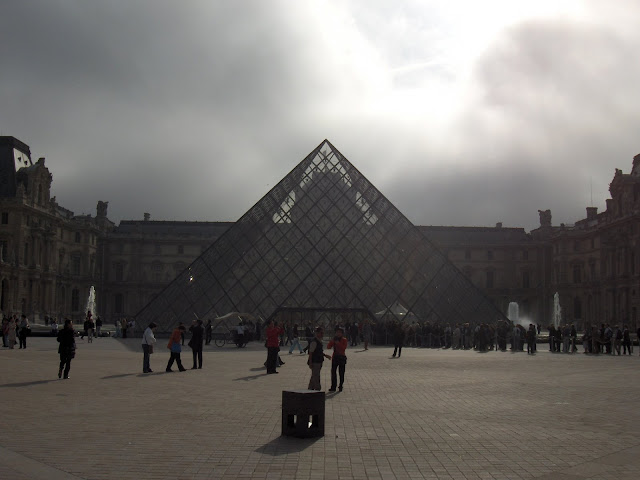 Piramide del Louvre