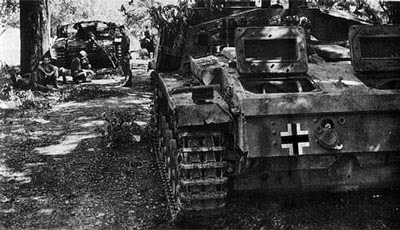 StuG alemanes junto al camino
