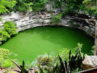 Vista parcial del cenote sagrado Vista parcial del cenote sagrado