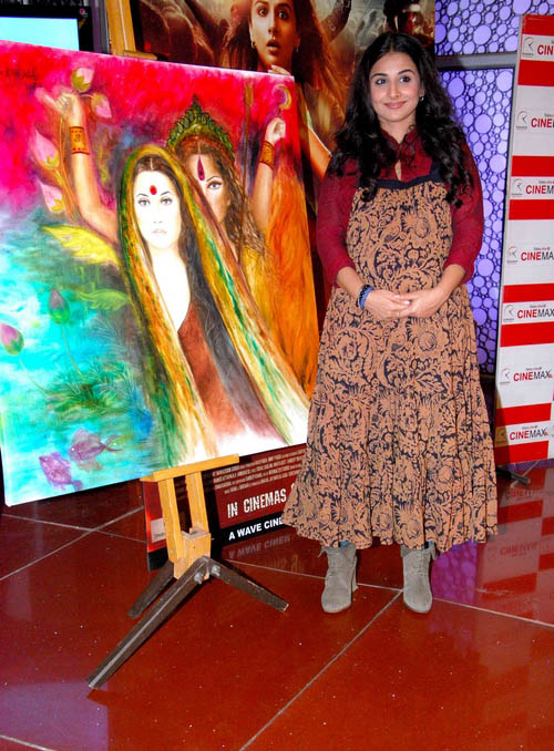 vidya balan at kahaani painting launch glamour  images