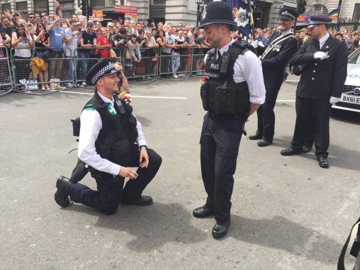 Policiais pediram namorados em casamento durante Parada LGBT de Londres Policiais pediram namorados em casamento durante Parada LGBT de Londres