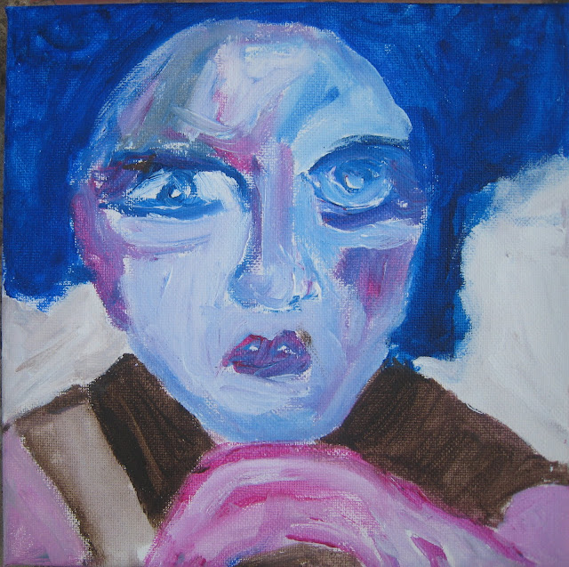 retrato cuadrado que representa la cara blanca de una mujer en primer plano, con el pelo azul y un vestido marrón, con la barbilla apoyada sobre la mano, por Emebezeta