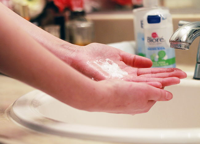Pore cleansing regimen with Bioré Baking Soda Cleansing Scrub