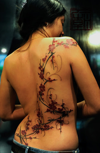 Mística flor de cerejeira tatuagem nas costas por Joey Pang. As bordas da flor de cerejeira se transformar em curva como estruturas que servem como moldura para a bela e pitoresca de flor de cerejeira flores. (Foto: Fontes de imagem)