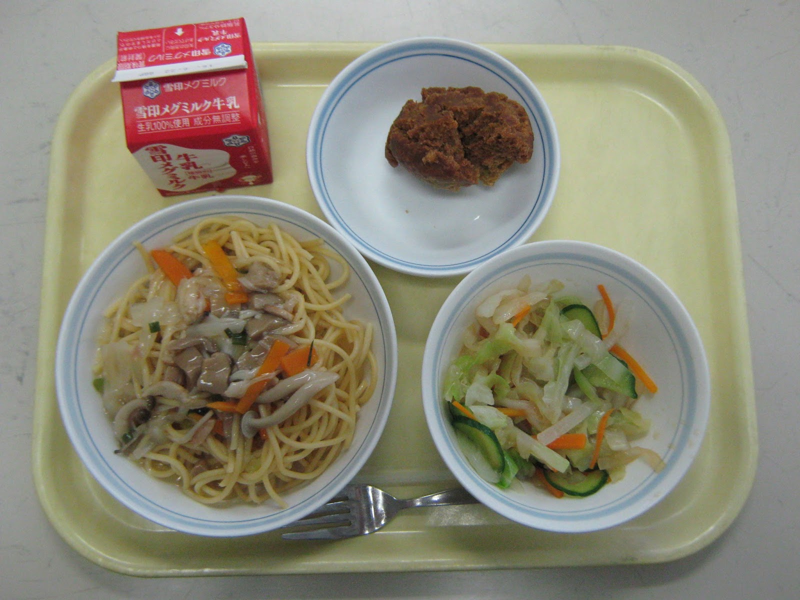 矢口東小学校 給食室より きのこスパゲティー 牛乳 和風サラダ あしたばドーナツ