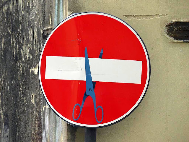 Clet Abraham, no-entry sign with scissors, via delle Seggiole / via dei Pandolfini, Florence