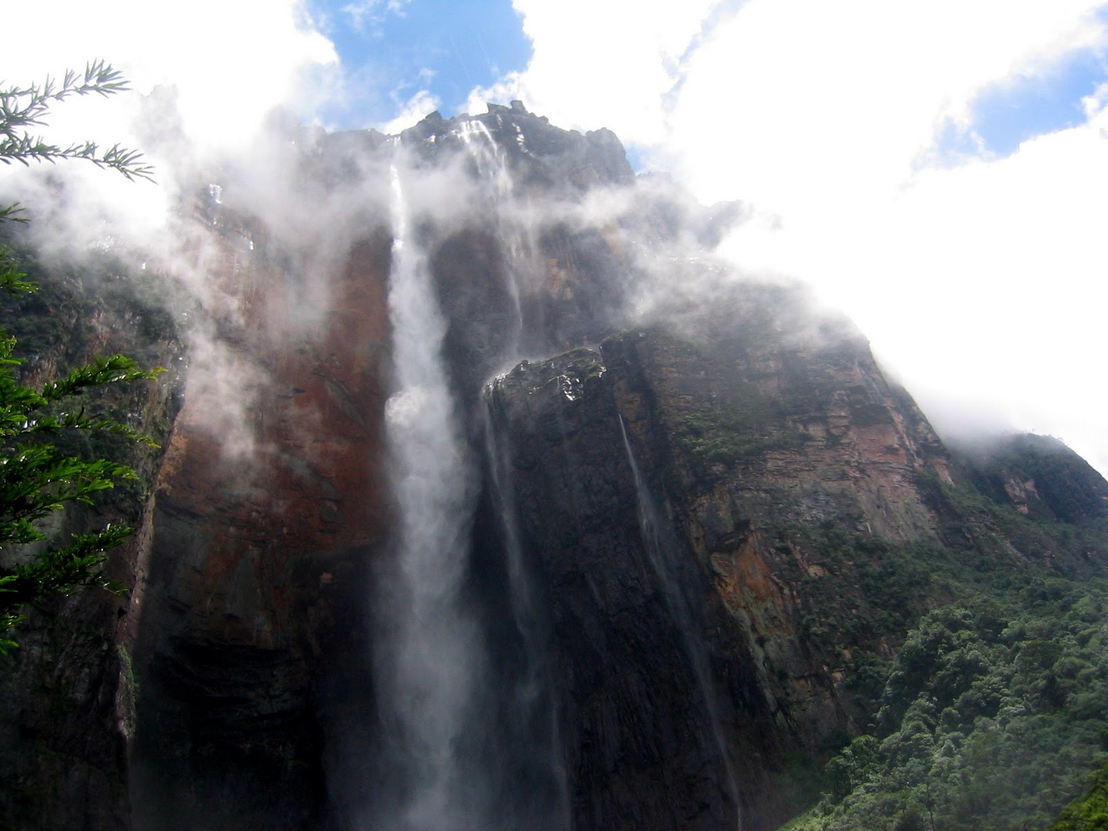 Откуда водопад. Водопад Анхель Венесуэла. Самый высокий водопад в мире Анхель. Водопад Анхель в Южной Америке. Сальто Анхель водопад.