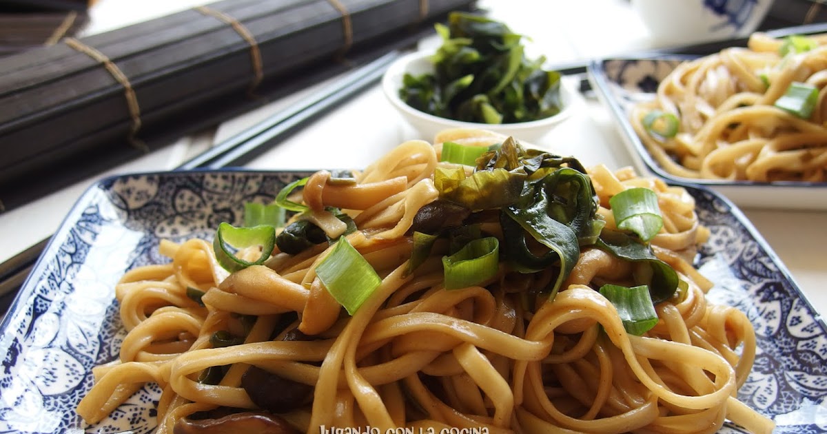 Tallarines japoneses udon con setas y algas