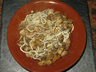 CHAMPIÑONES CON GULAS AL CAVA