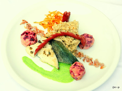 Bachforelle, Kaminwurzen, Tiroler Speck, Gerstensotto mit Kraut, Rote Bete Knödel, Apfel-Möhren Salat und Petersilienschaum