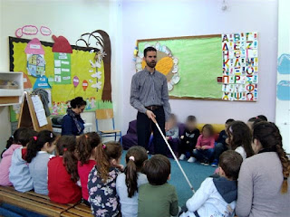 Ο Βαγγέλης δείχνει στα παιδιά πως χρησιμοποιεί το Λευκό Μπαστούνι