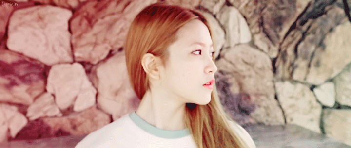 졸업식 끝나고 차 안에서 브이앱하다 공격 당하는 예리.gif | 인스티즈