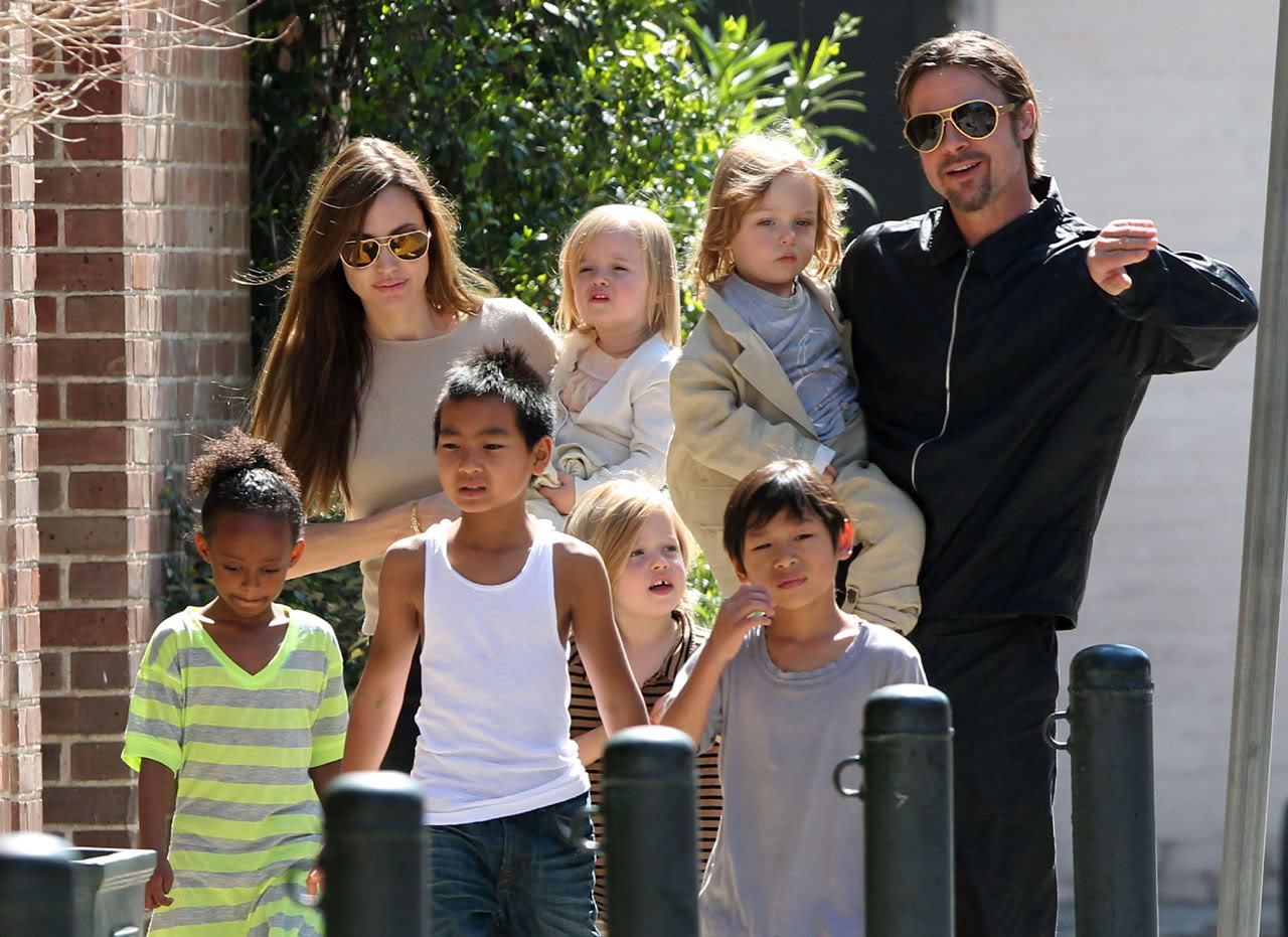 http://4.bp.blogspot.com/-0UnilxORLaU/T4kG4lDDsiI/AAAAAAAAN5M/ADtb-tH0d-E/s1600/brad-pitt-angelina-jolie-kids-grocery-shopping-02.jpg