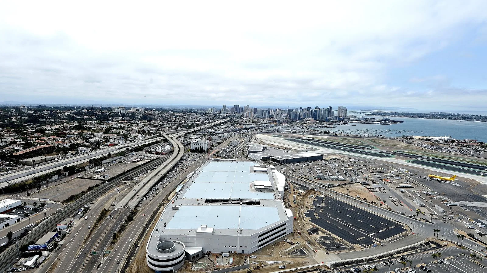 Vivid Austin Car Rental Airport Image for Desktop