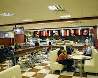 Bir kafeterya da oturan insanlar