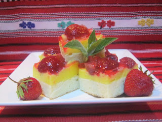 Prajitura ( tarta) cu capsuni, crema de vanilie si muuuuulte oua de prepelita