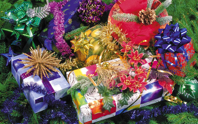 Cadeau's in de kerstboom Plaatje met cadeau's in de kerstboom