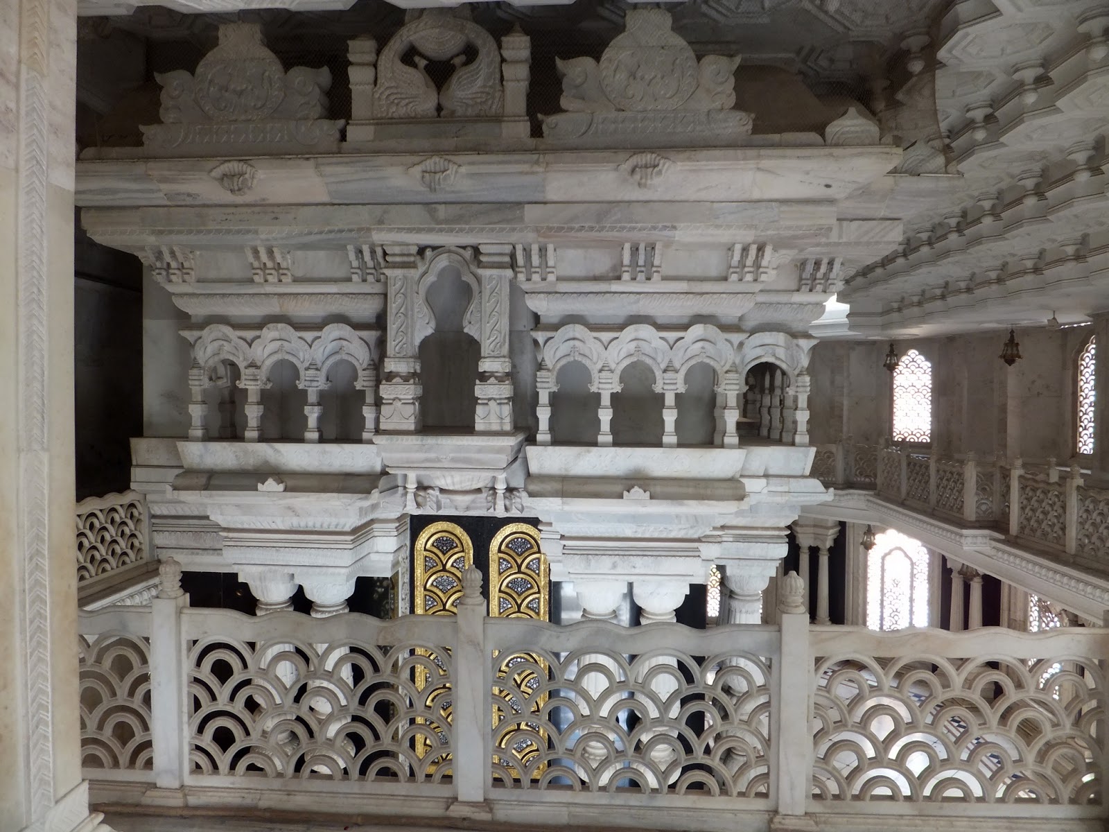 внутри индийского храма Кришны