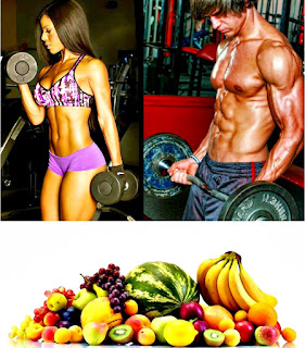Frutas durante el entrenamiento con pesas y mujer y hombre entrenando Frutas a comer durante el entrenamiento con pesas para potenciar el rendimiento