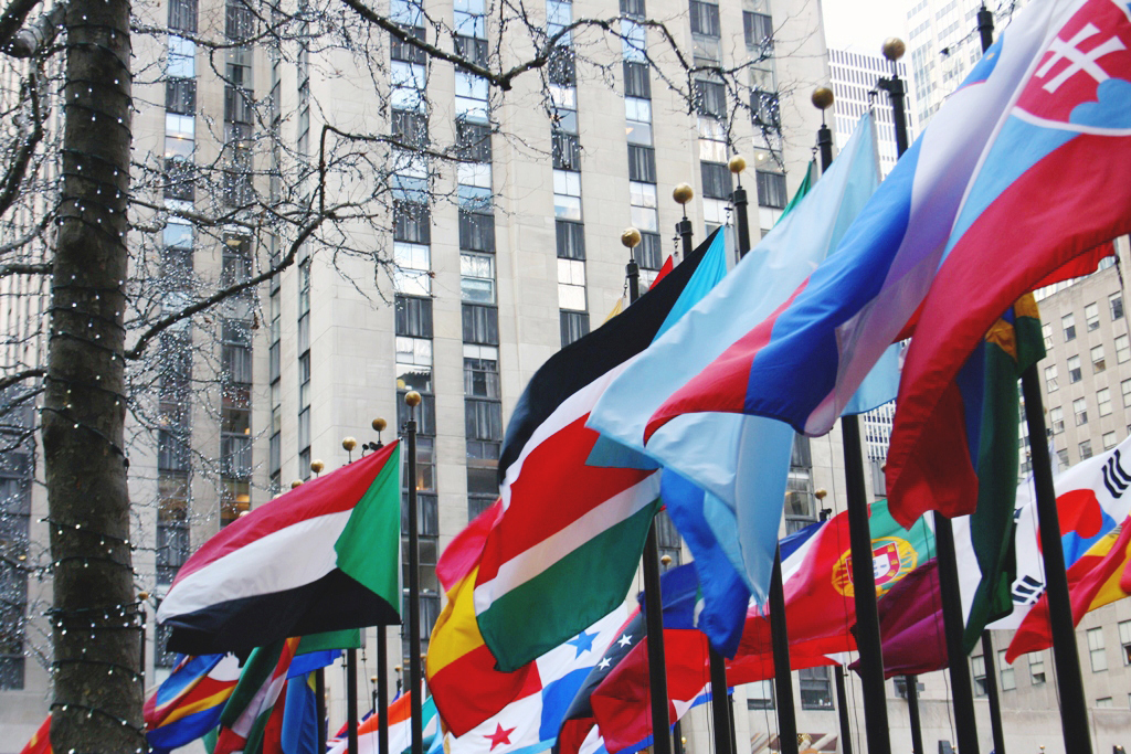 Почему перед зданием ООН развеваются флаги разных стран. Почему вокруг ООН развеваются флаги. Почему около ООН развеваются флаги. Около оон