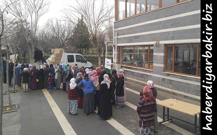 Diyarbakır'da ihtiyaç sahibi ailelere bin 200 gıda kolisi dağıtıldı Diyarbakır'da ihtiyaç sahibi ailelere bin 200 gıda kolisi dağıtıldı