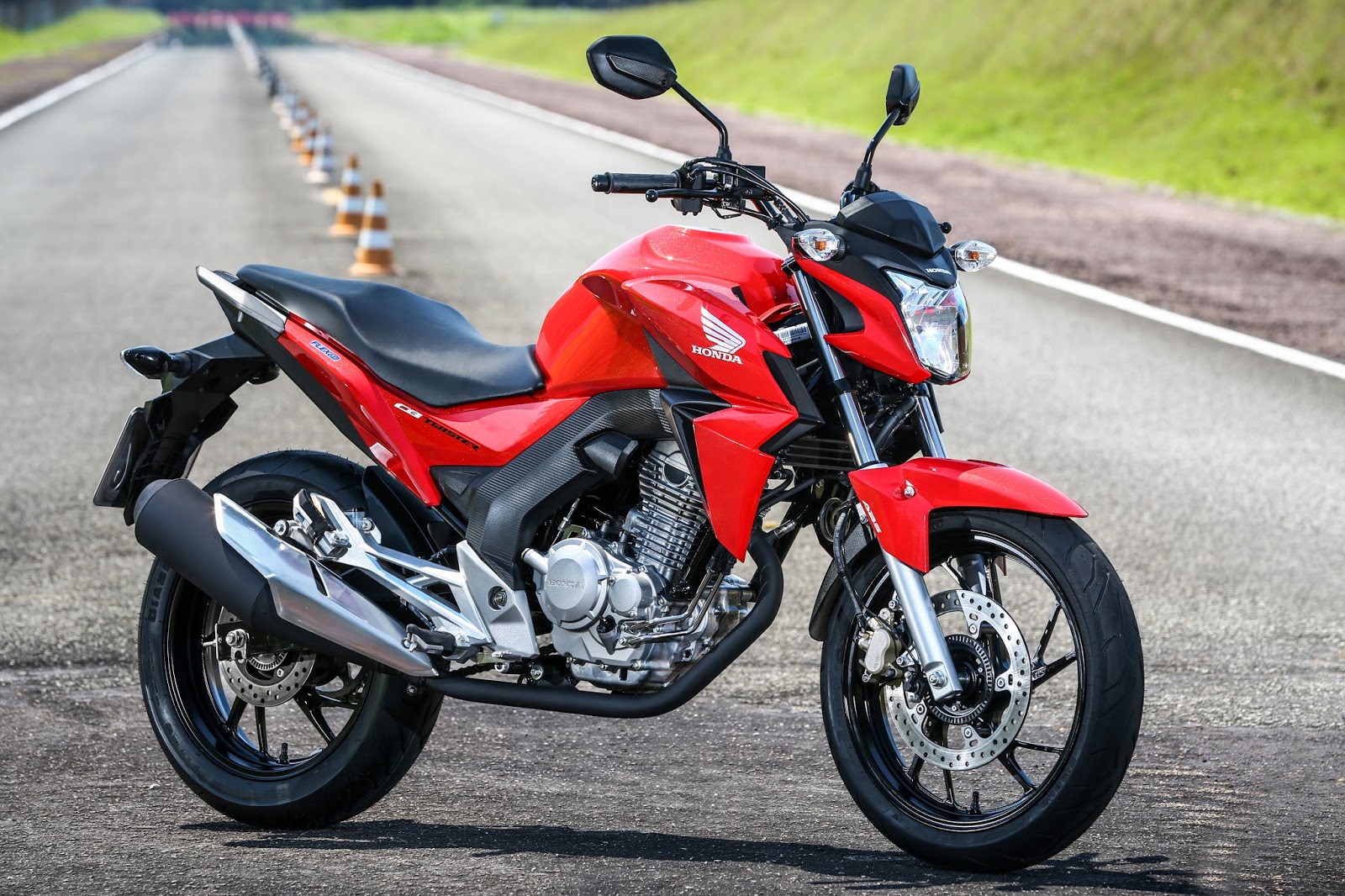 Trilha de Moto CRF 230 e Importadas - Subida do Rio - Essa é Bruta ! 