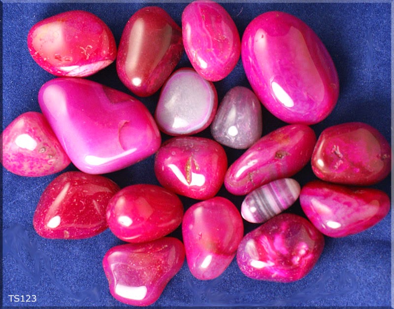 Pink stones. Самоцветы камни розовый агат. Малиновый агат камень. Розовый непрозрачный камень. Розовые камни натуральные.