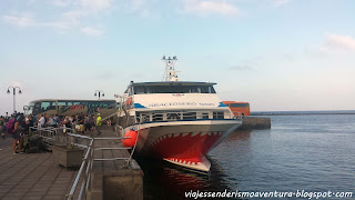 Ferry que nos lleva hasta La Graciosa en el muelle de Órzola (Lanzarote) Ferry que nos lleva hasta La Graciosa en el muelle de Órzola (Lanzarote)