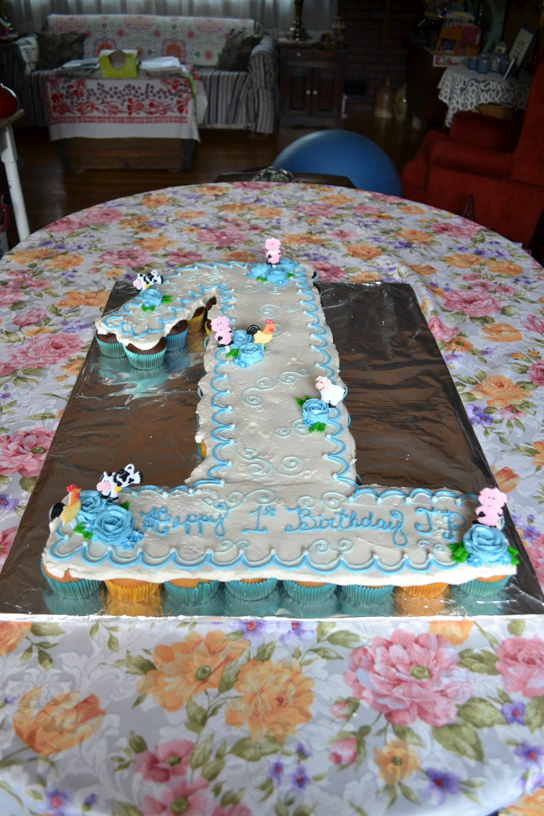 The Crocheted Cupcake: First Birthday Pull-apart Cake