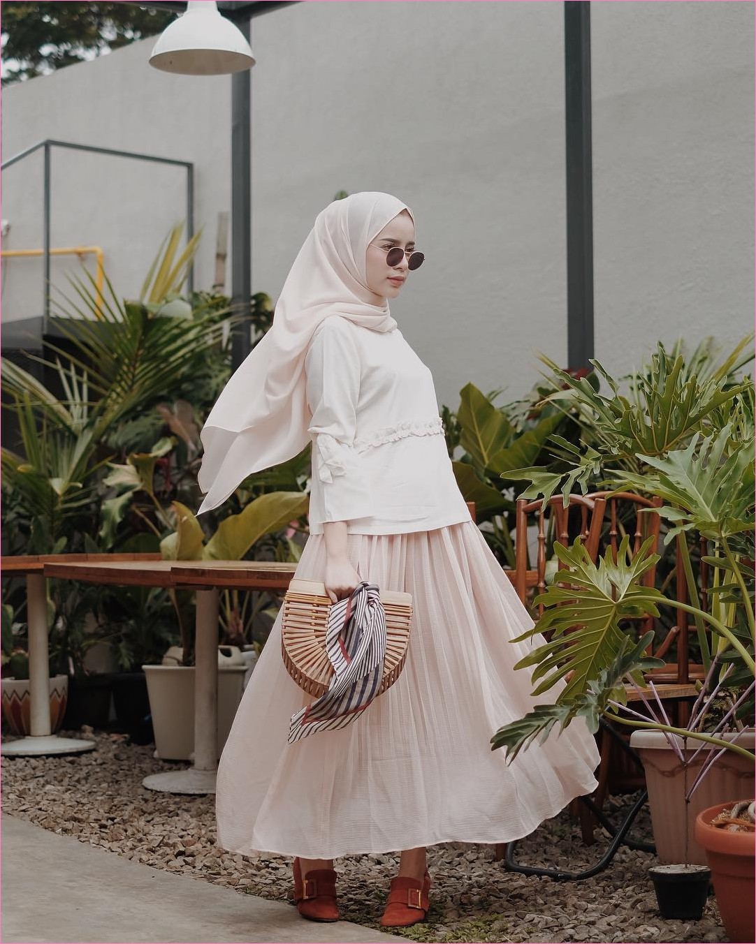 Outfit Rok Untuk Hijabers Ala Selebgram 2018 lace ups flatshoes oren tua hijab pashmina rawis top blouse kacamata bulat hitam handbags bambu rotan coklat scarf abu tua broomstick skirt krem muda ootd trendy Outfit Rok Untuk Hijabers Ala Selebgram 2018 lace ups flatshoes oren tua hijab pashmina rawis top blouse kacamata bulat hitam handbags bambu rotan coklat scarf abu tua broomstick skirt krem muda ootd trendy