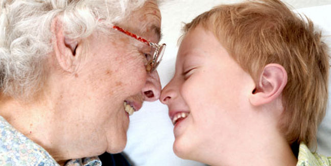abuela con su nieto sonriendo felices