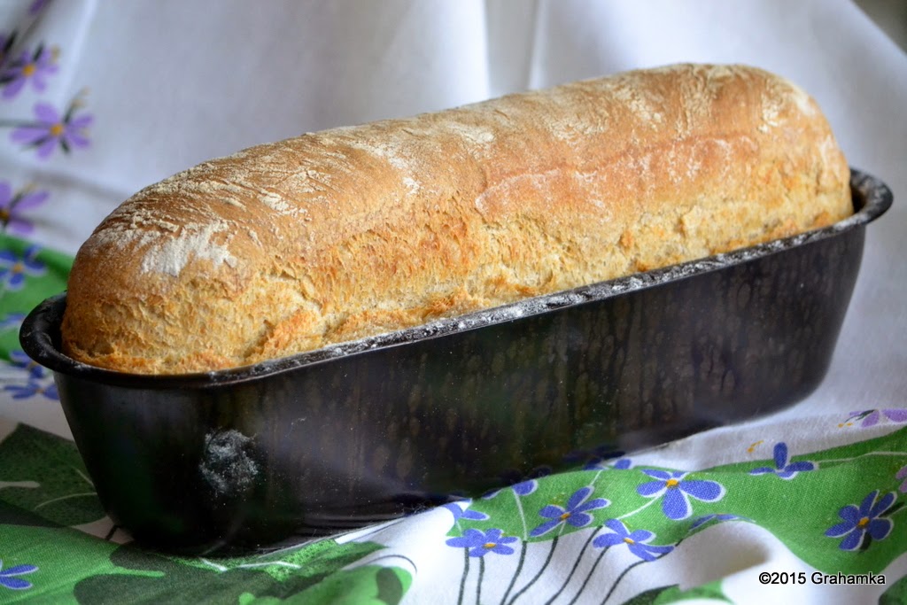 Upieczony chleb w foremce