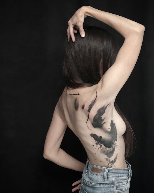 tatouage abstrait noir femme hanches poitrine dos olivier poinsignon